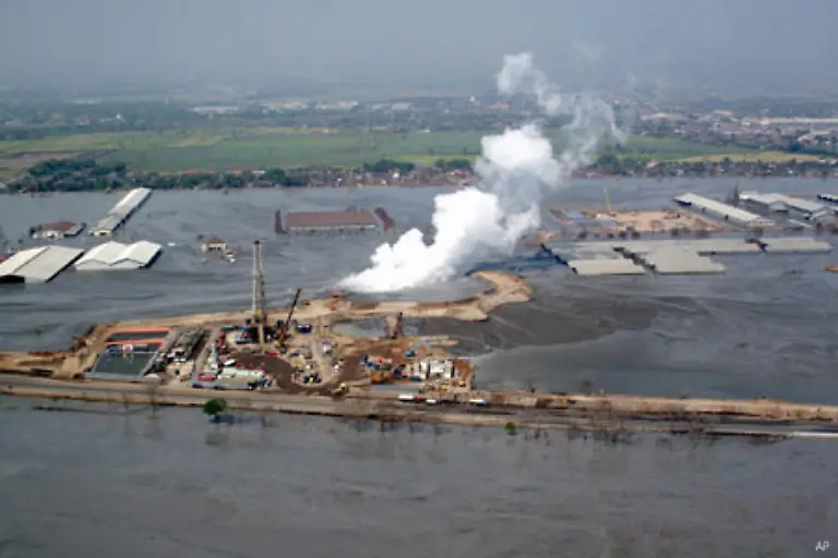 Die-Firma-hatte-im-Mai-in-der-Naehe-der-Ortschaft-Sidoarjo-nach-Gas-gebohrt-Dabei-entstand-vermutlich-in-mehreren-tausend-Metern-Tiefe-ein-Erdriss
