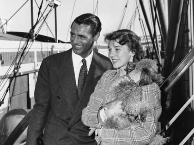 Privat-hatte-Grant-ein-eher-schwieriges-Verhaeltnis-zu-Frauen-Er-war-fuenf-Mal-verheiratet-Foto-Mit-Betsy-Drake-seiner-dritten-Frau-von-der-er-sagte-dass-sie-ihm-nicht-nur-eine-Frau-sondern-auch-ein-Freund-war