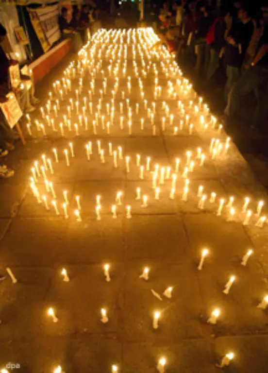 Nach-dem-juengsten-Bericht-der-Vereinten-Nationen-haben-sich-davon-2-67-Millionen-neu-infiziert-2001-waren-es-noch-3-2-Millionen-Menschen