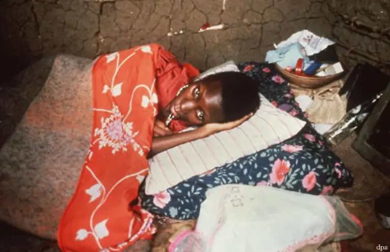 Moderne-nachtraegliche-Analysen-legen-inzwischen-den-Schluss-nahe-dass-das-AIDS-Virus-aber-bereits-zwischen-1920-und-1930-in-Afrika-auf-den-Menschen-ueberging-Weil-wenige-Menschen-reisten-verbreitete-sich-der-Erreger-zunaechst-nicht