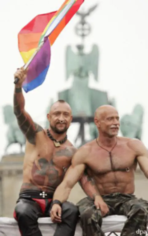 Da-die-ersten-Opfer-vor-allem-Homosexuelle-sind-wurde-die-Krankheit-in-dieser-Zeit-als-Schwulenkrebs-oder-Schwulenpneumonie-bezeichnet