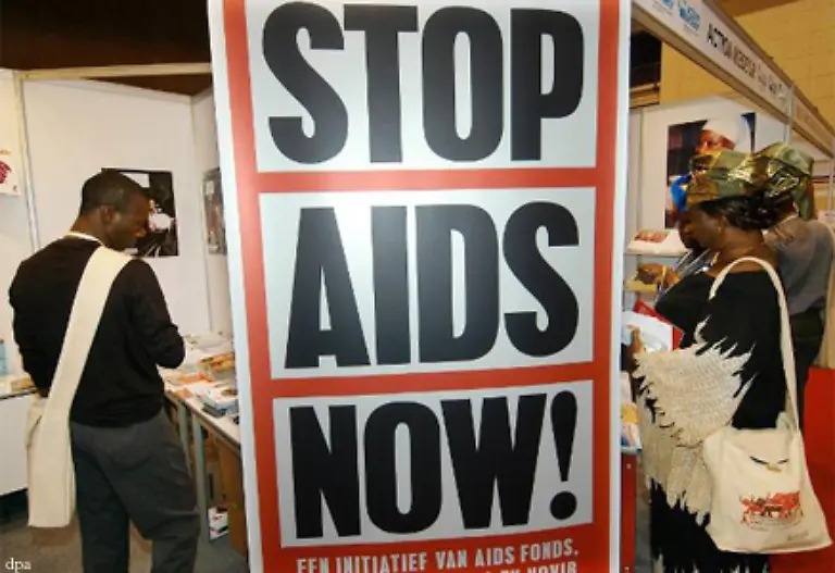 1982-bekommt-die-Krankheit-den-Namen-AIDS-Acquired-Immune-Deficiency-Syndrome-erworbenes-Immunschwaechesyndrom-Erste-Faelle-werden-in-Deutschland-und-anderen-europaeischen-Laendern-erkannt