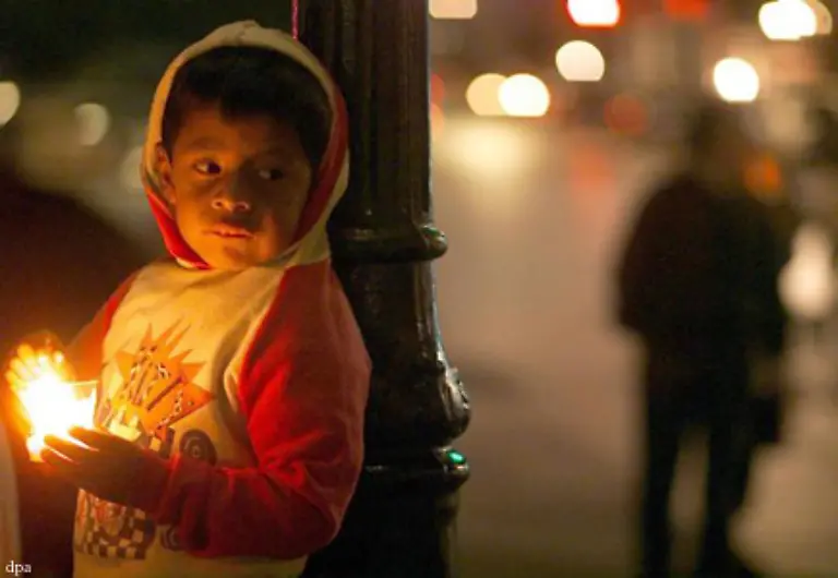 Keine-zehn-Jahre-nach-dem-Auftreten-der-Krankheit-wird-1988-von-den-Vereinten-Nationen-der-erste-Welt-AIDS-Tag-ausgerufen