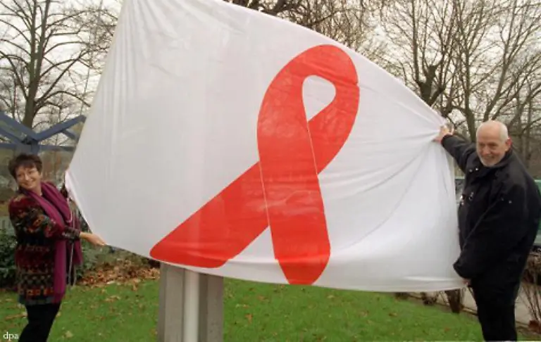 Seit-1991-wird-die-Rote-Schleife-als-Zeichen-fuer-Solidaritaet-mit-den-Betroffenen-getragen