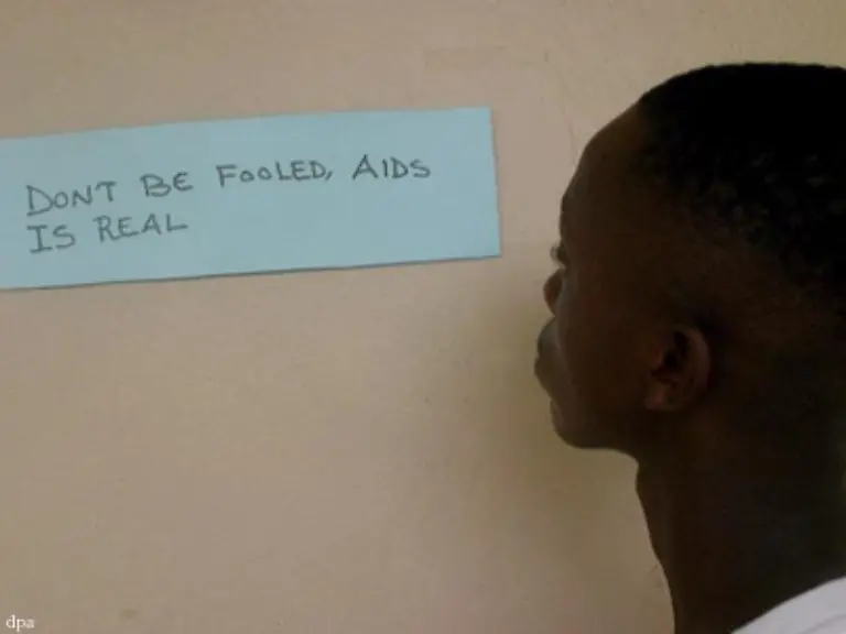 Doch-schon-1998-werden-massive-Nebenwirkungen-und-Resistenzbildungen-bei-den-neuen-HIV-Therapien-bekannt