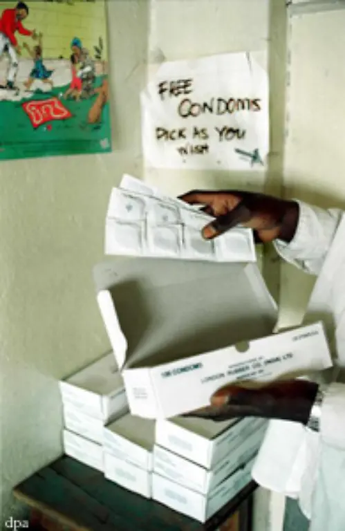 Sie-verteilen-Kondome-in-Kulturen-wo-deren-Gebrauch-als-Angriff-auf-die-maennliche-Sexualkraft-gilt