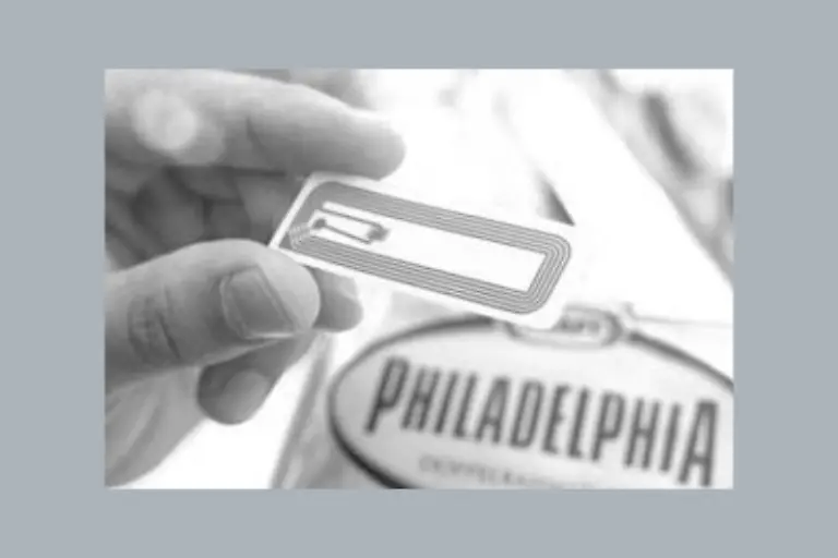 Anfang-vergangenen-Jahres-starteten-WalMart-und-Metro-einen-Grossversuch-fuer-ein-neues-Warenidentifikationssystem-mit-diesen-so-genannten-RFID-Mikrochips-Radio-Frequency-Identification-Wichtigster-Bestandteil-ist-die-aus-Silber-und-Aluminium-gefertigte-Antenne