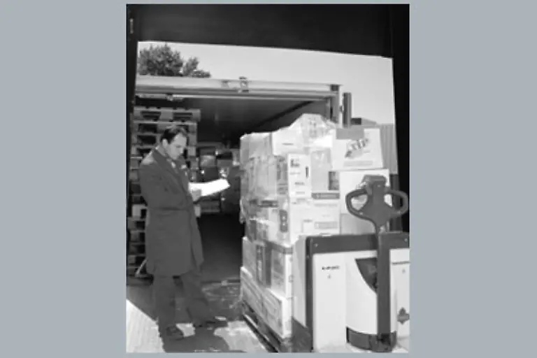 Die-neue-Technik-ermoeglicht-die-Steuerung-der-Logistik-sowie-die-Ortung-der-Ware-ueber-groessere-Entfernungen-Fachleute-versprechen-sich-hiervon-eine-Senkung-der-Lagerhaltungs-und-Personalkosten