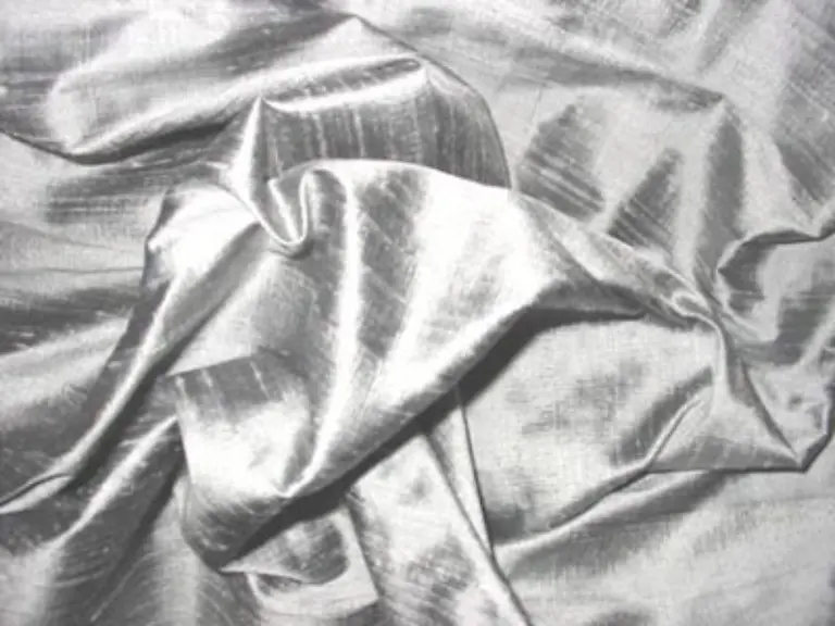 Ausbaufaehig-ist-der-Einsatz-bei-Textilien-Eingebettete-Silberionen-sorgen-fuer-Geruchshemmung-und-halten-den-Koerper-warm