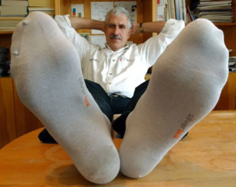 Silber-Socken-wurden-von-Silvertex-schon-2003-zum-Patent-angemeldet-Silvertex-Kleidung-bietet-Unternehmensangaben-zufolge-auch-99-prozentigen-Schutz-vor-elektromagnetischer-Strahlung-oder-so-genanntem-Elektro-Smog