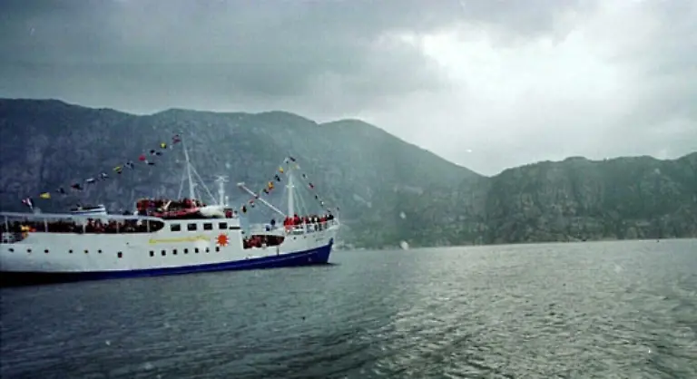 Eigentlich-wollte-Patrik-mit-seinen-Eltern-Urlaub-in-Norwegen-machen-Doch-dann-stuerzt-sich-der-Teenager-in-das-Abenteuer-seines-Lebens-Mehrere-Geheimdienste-kaempfen-um-eine-Formel-mit-der-es-moeglich-ist-Weizen-in-der-Wueste-und-Tomaten-im-ewigen-Eis-anzubauen-Mittendrin-Patrik
