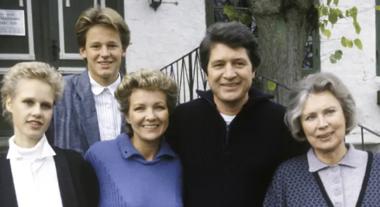Spaeter-spielte-Martz-in-den-TV-Serien-Die-Wicherts-von-nebenan-SK-Babies-Der-Landarzt-Foto-und-Verbotene-Liebe-mit