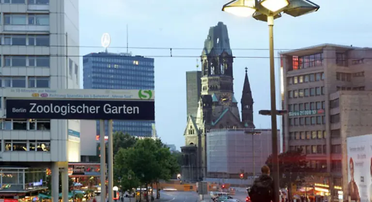 Im-Einheitswirrwarr-in-Berlin-verliebt-sich-der-Farbige-Ron-Gallaghan-Leandro-Blanco-in-Tanja-Schilling-Alexandra-Henkel-Tanjas-Vater-versucht-jedoch-die-beiden-auseinanderzubringen
