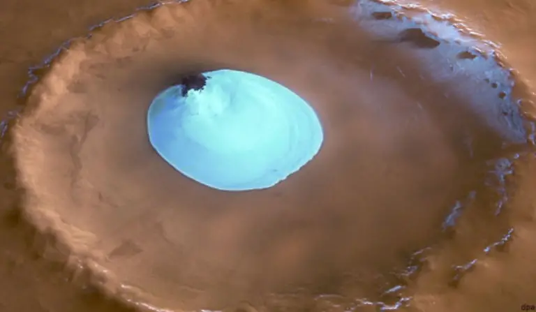 Ende-Juli-2005-auch-in-einem-nahe-dem-Nordpol-gelegenen-Krater