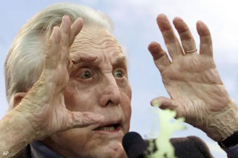 Kirk-Douglas-am-9-Dezember-2006-wurde-der-Hollywood-Altstar-90-Jahre-alt