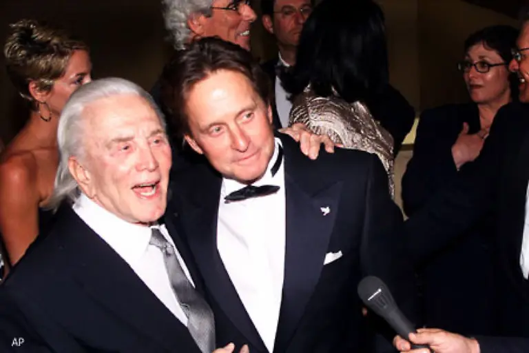 Er-ist-der-Vater-von-Michael-Douglas-aber-er-ist-vor-allem-selbst