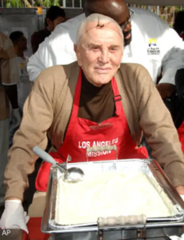 Zu-Thanksgiving-etwa-da-teilt-er-warme-Suppe-an-Obdachlose-aus