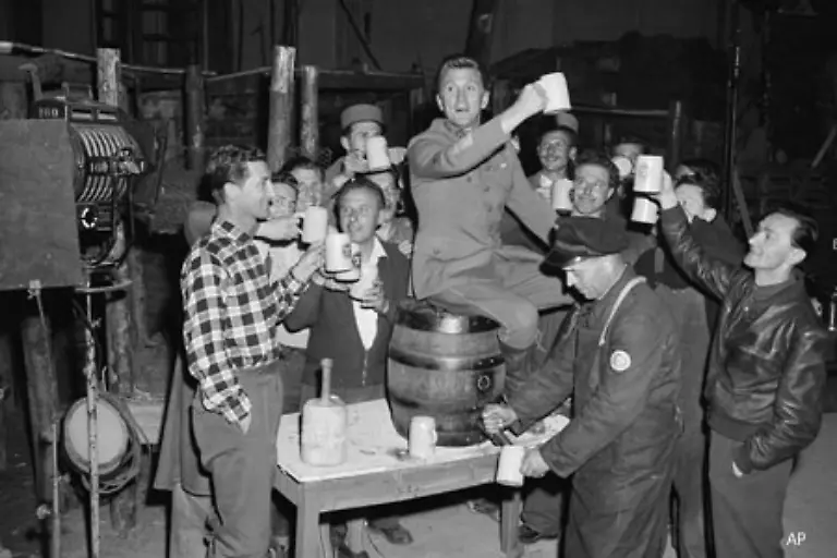 fuer-den-machtbesessenen-Filmproduzenten-in-Stadt-der-Illusionen-1952-und