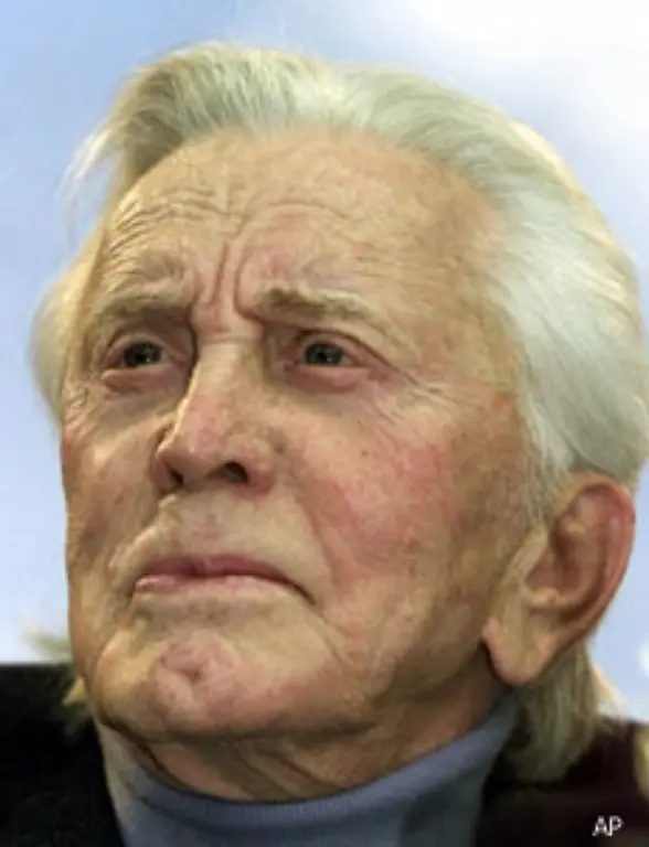 Mitte-der-80er-Jahre-zieht-Douglas-sich-mehr-und-mehr-aus-dem-Filmgeschaeft-zurueck-Er-nutzt-seine-Popularitaet-fuer-humantitaere-und-soziale-Anliegen-etwa-bei-der-UNO