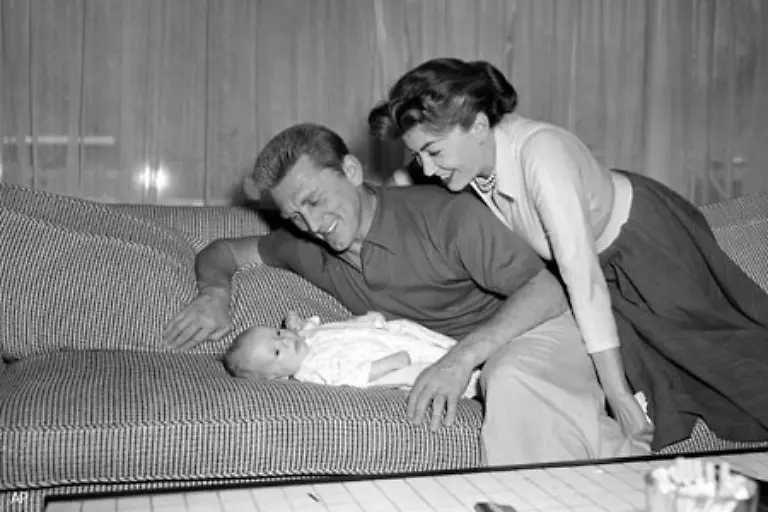 Auch-deshalb-weil-Douglas-seit-mehr-als-50-Jahren-mit-seiner-zweiten-Frau-Anne-verheiratet-ist