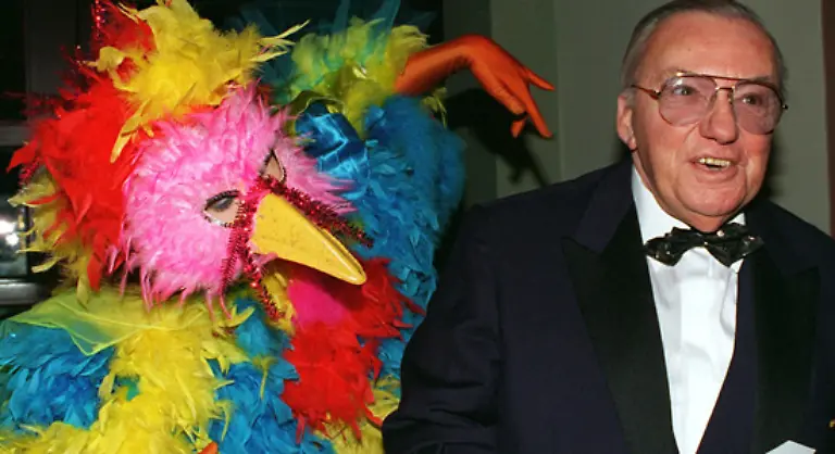 Der-Blaue-Bock-gastierte-ueberwiegend-in-hessischen-Staedten-in-der-jeweiligen-Stadthalle-Sechs-Mal-pro-Jahr-baute-man-eine-Aepplwoi-Kulisse-nach-und-liess-der-Gemuetlichkeit-ihren-Lauf