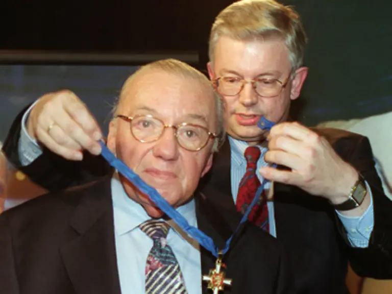Doch-unter-anderem-fuer-diese-Standhaftigkeit-Echtheit-und-die-unverwechselbare-Schlagfertigkeit-bekam-Schenk-1999-den-hessischen-Verdienstorden-von-Roland-Koch-umgebembelt