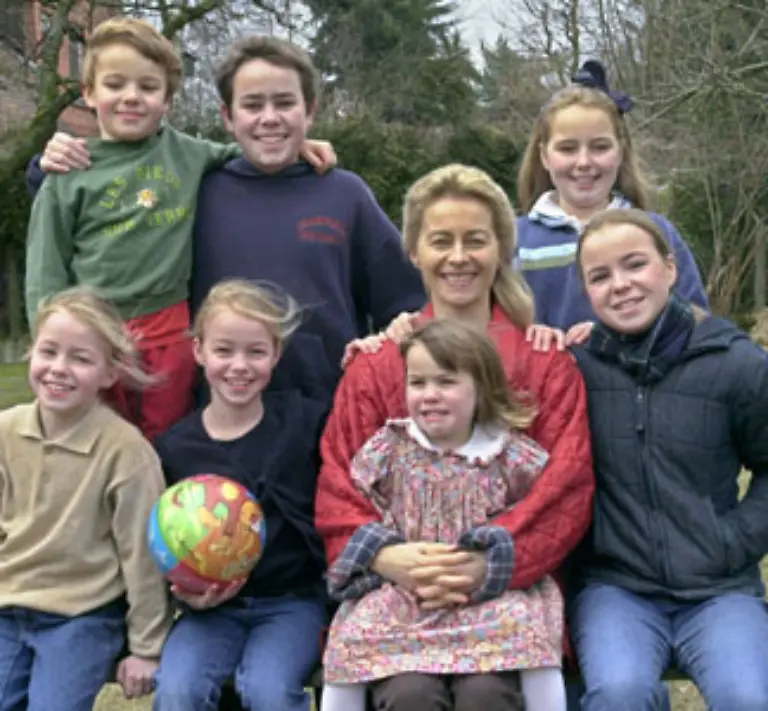 Und-weil-das-neue-Elterngeld-so-toll-und-ganz-unbuerokratisch-ist-hat-ein-Team-von-Ueber-Mutter-und-Familienministerin-von-der-Leyen-einen-Elterngeldrechner-entwickelt-Link-http-www-bmfsfj-de-Elterngeldrechner-weiter