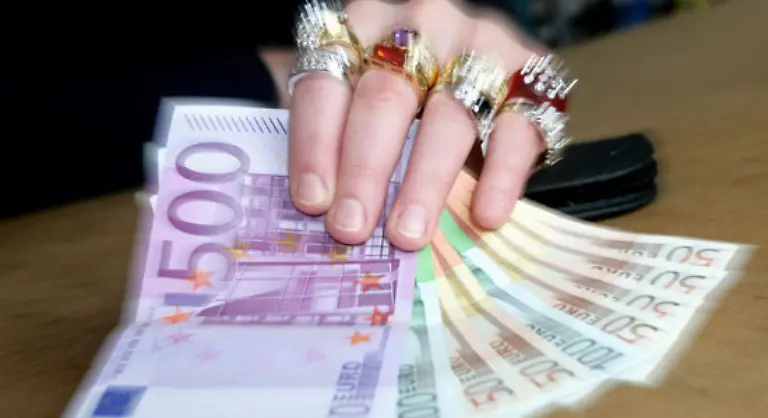 Die-so-genannte-Reichensteuer-kommt-Wer-mehr-als-250-000-Euro-verdient-zahlt-weitere-drei-Prozentpunkte-auf-den-Spitzensteuersatz-42-Prozent