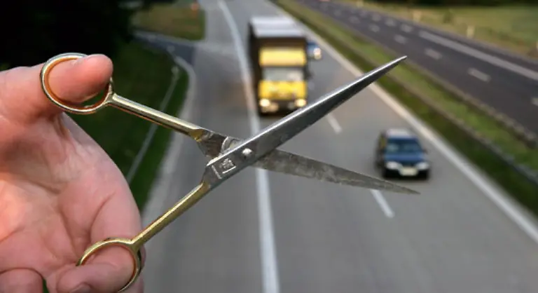 Ab-2007-behandelt-das-Finanzamt-Fahrten-von-Berufspendlern-zur-Arbeit-als-Privatsache-Es-sei-denn-man-wohnt-weit-genug-weg-vom-Arbeitsort-Erst-ab-dem-21-Kilometer-duerfen-30-Cent-pro-gefahrenem-Kilometer-als-Werbungskosten-abgezogen-werden