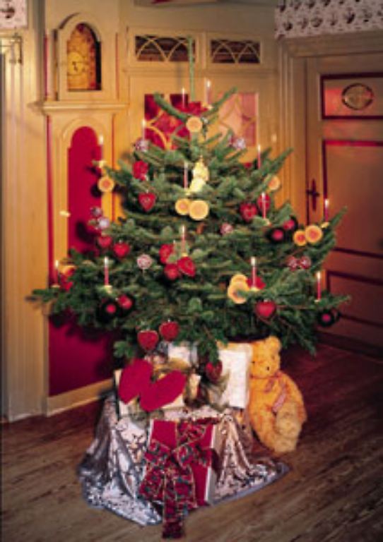 ... oder ganz klassisch rot mit Holzfiguren geschmückt in deutschen Wohnstuben leuchten!