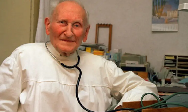 in-duenn-besiedelten-Gebieten-auch-im-hoeheren-Alter-ueber-das-68-Lebensjahr-hinaus-noch-Hand-am-Patienten-anlegen