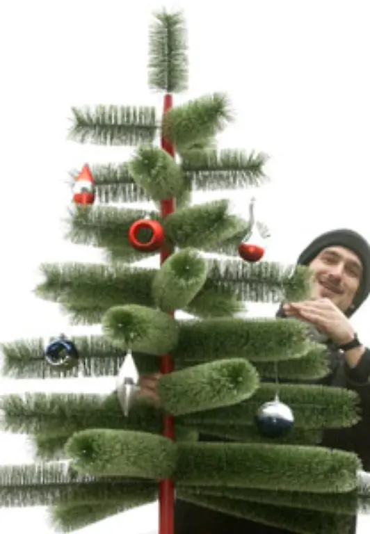 Keineswegs-krumm-und-schief-kommt-dieser-Weihnachtsbaum-aus-Buersten-daher-Ein-wenig-Tannenduft-aus-der-Spraydose-und-es-riecht-wie-im-Wald-Wohl-eher-was-fuer-den-unkonventionellen-Baumliebhaber