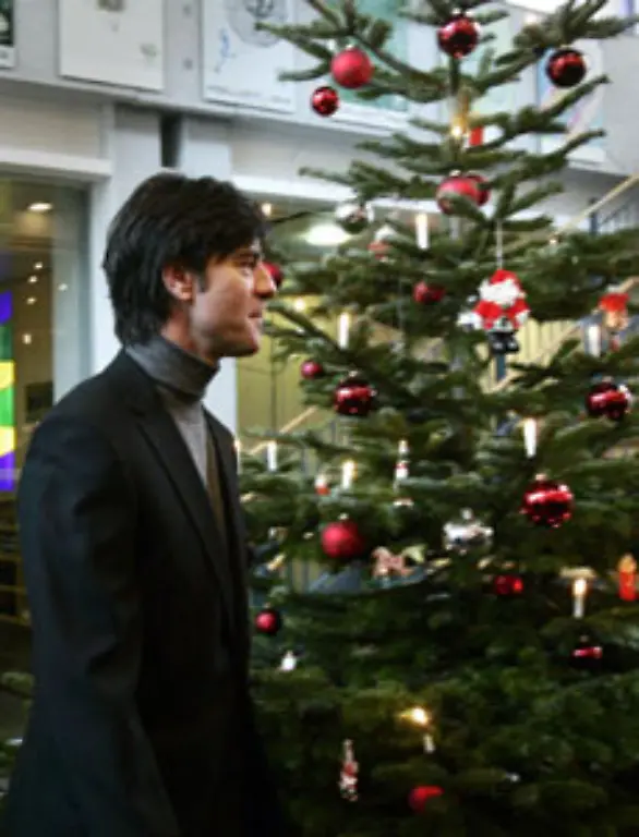 Wird-der-Baum-auch-im-Christbaumstaender-nicht-ignoriert-und-immer-schoen-gegossen-ein-paar-Loeffel-Zucker-ins-Wasser-geben-dann-bleibt-er-lange-frisch