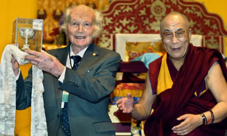 Dalai-Lama-starb-am-7-Januar-im-Alter-von-93-Jahren-Zu-Ruhm-gelangte-der-Erstbesteiger-der-Eiger-Nordwand-nach-der-Verfilmung-seines-Romans-Sieben-Jahre-in-Tibet