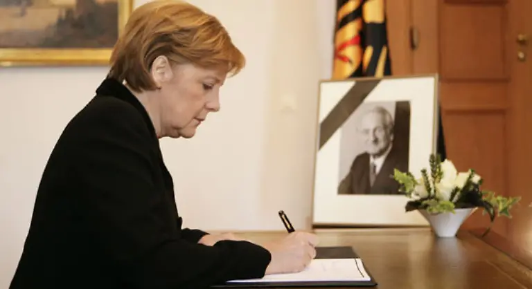 Die-Bundeskanzlerin-wuerdigte-ihn-als-aussergewoehnliche-Persoenlichkeit-Rau-habe-sich-als-Bundespraesident-Ministerpraesident-als-Mensch-und-als-Politiker-um-Deutschland-verdient-gemacht-Wir-verneigen-uns-in-Achtung-und-Dankbarkeit-vor-seinem-Wirken-und-seiner-politischen-Lebensleistung