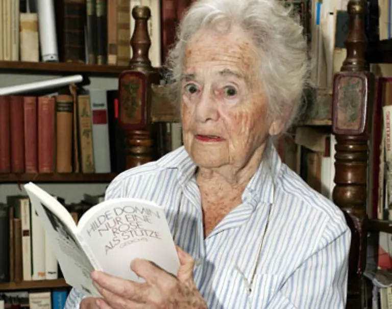 Die-Schriftstellerin-Hilde-Domin-war-stolze-96-Jahre-alt-als-sie-am-22-Februar-von-uns-ging-Nach-dem-Erscheinen-ihres-Gedichtbandes-Nur-eine-Rose-als-Stuetze-im-Jahr-1959-avancierte-Domin-zu-einer-der-bedeutendsten-Lyrikerinnen-in-Deutschland