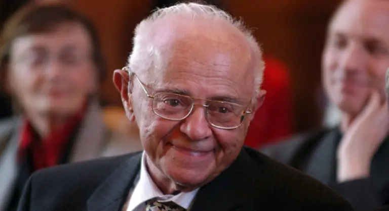 Mit-Stanislaw-Lem-starb-Ende-Maerz-einer-der-bedeutendsten-Science-Fiction-Autoren-Philosophen-und-Technik-Kritiker-Bis-zu-seinem-Tod-schrieb-er-seine-Texte-mechanisch-und-verweigerte-ich-Computern-und-E-Mails-Zu-Weltruhm-gelangte-er-als-Meister-der-Science-Fiction-Literatur