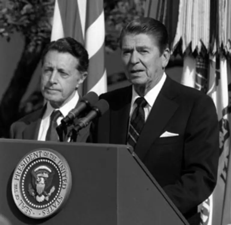 Caspar-Weinberger-links-US-Verteidigungsminister-in-der-Regierung-Reagan-zwischen-1981-87-starb-Ende-Maerz-Weinberger-war-verantwortlich-fuer-die-massive-amerikanische-Aufruestung
