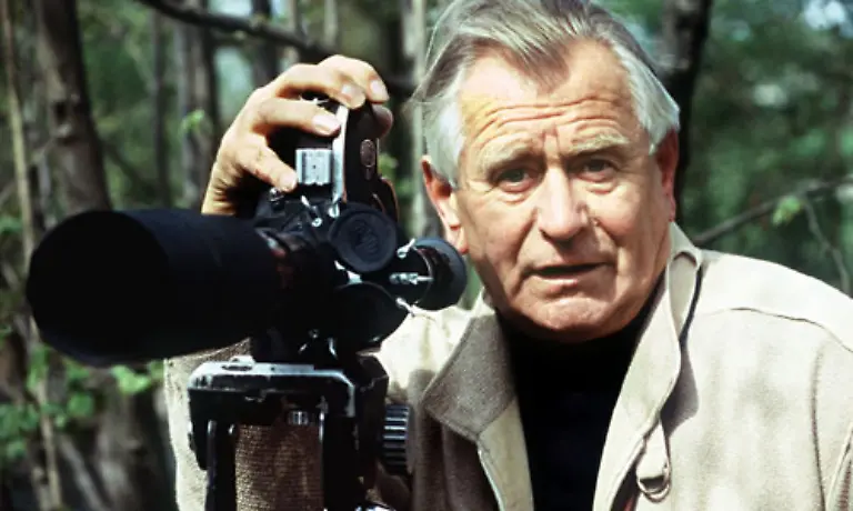 Naturschutz-als-positive-Lebensphilosophie-darin-sah-Heinz-Sielmann-seine-Mission-Mit-seiner-Filmreihe-Expeditionen-ins-Tierreich-erreichte-er-ein-Millionenpublikum-Seit-den-70er-Jahren-war-Sielmann-zunehmend-als-Naturschuetzer-aktiv-und-errichtete-mit-seiner-1994-gegruendeten-Stiftung-verschiedene-Artenschutzgebiete