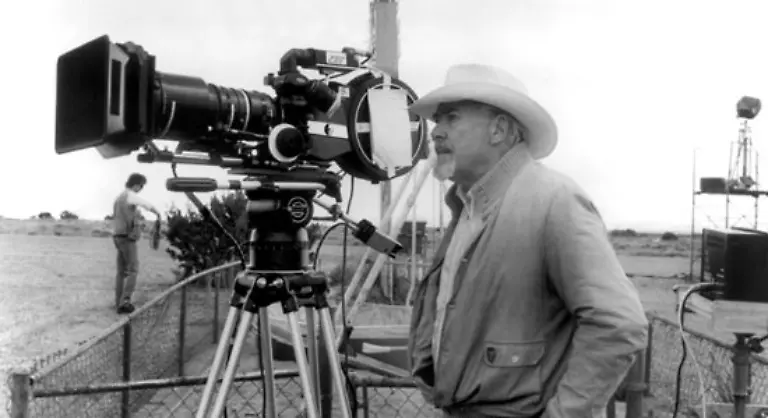 Mit-der-schwarzen-Komoedie-M-A-S-H-wurde-Robert-Altman-1970-ueber-Nacht-beruehmt-Short-Cuts-seinen-30-Film-bezeichnete-er-1993-selbst-als-den-besten-seines-Lebens-Ende-November-starb-der-amerikanische-Starregisseur-an-Krebs