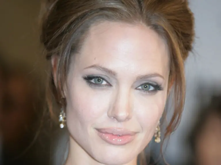 Miss-Jolie-betont-am-Ende-des-Jahres-wiederholt-wie-toll-alles-mit-Brad-ist-und-erzaehlt-wie-sie-den-schoensten-Mann-der-Welt-kennen-gelernt-hat