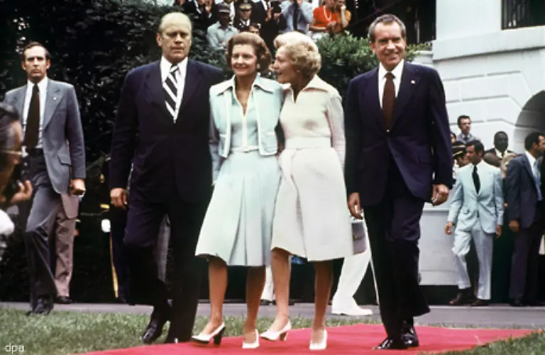 Ford-l-loeste-1974-den-wegen-der-Watergate-Affaere-zurueckgetretenen-Richard-Nixon-r-ab-In-seine-kurze-Amtszeit-fiel-das-Ende-des-Vietnamkriegs-der-1975-mit-der-Niederlage-der-USA-endete