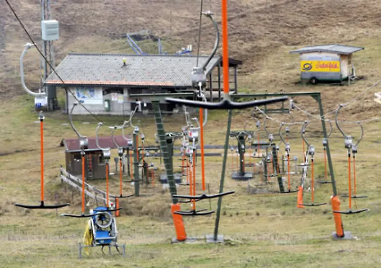 Die-Weltcup-Orte-muessen-ein-Skirennen-nach-dem-anderen-absagen