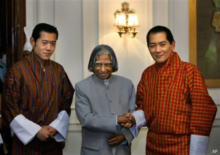 Der-Koenig-tritt-ab-es-lebe-der-Koenig-Im-kleinen-Himalaya-Staat-Bhutan-hat-Koenig-Jigme-Singye-Wangchuk-rechts-ueberraschend-seine-Abdankung-bekannt-gegeben-Nachfolger-wurde-sein-Sohn-Jigme-Khesar-Namgyel-Wangchuk-links-In-der-Bildmitte-Indiens-Praesident-Abdul-Kalam