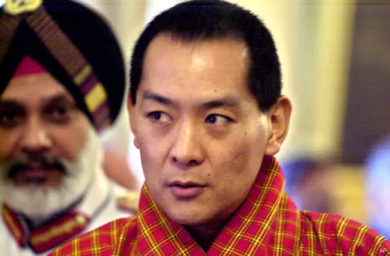 Sein-Sohn-solle-jetzt-Erfahrungen-als-Staatsoberhaupt-sammeln-liess-Jigme-Singye-Wangchuk-immerhin-erst-51-Jahre-alt-in-einem-Dekret-lapidar-verlauten