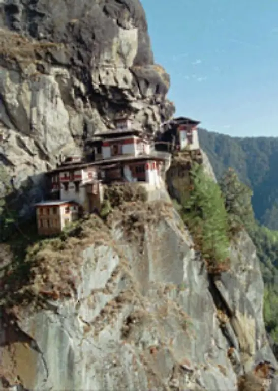 Trotz-aller-Oeffnungsbemuehungen-des-abgetretenen-Koenigs-ist-Bhutan-noch-weitgehend-abgeschottet-Es-wird-jedes-Jahr-nur-eine-begrenzte-Zahl-auslaendischer-Besucher-ins-Land-gelassen