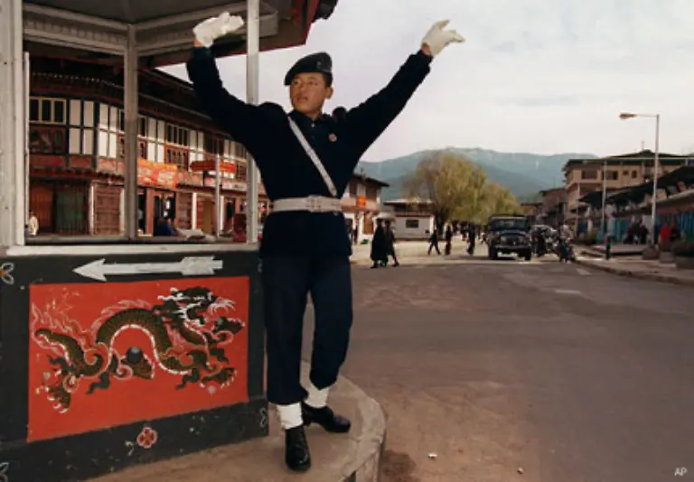 Ein-Polizist-in-der-Hauptstadt-Thimphu-In-der-Metropole-leben-derzeit-rund-70-000-Menschen