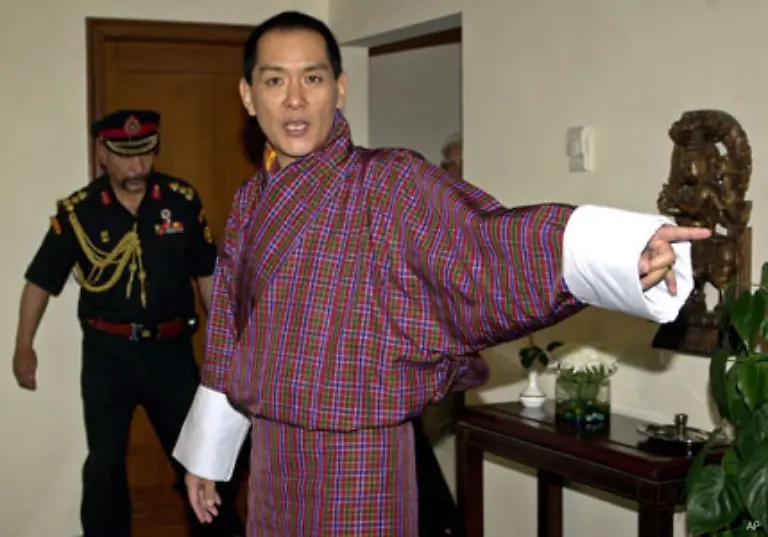 Dennoch-hat-der-abgetretene-Koenig-Jigme-Singye-Wangchuk-fuer-einige-Fortschritte-gesorgt-Fuer-Ende-2008-sind-sogar-Parlamentswahlen-geplant