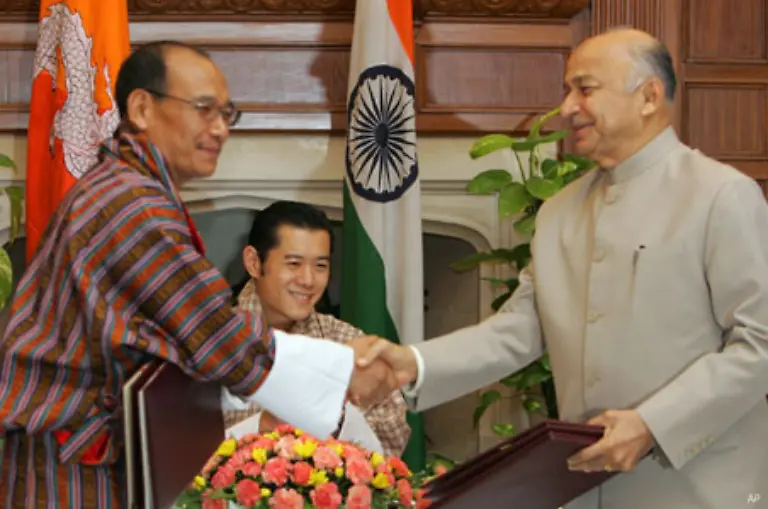 Aussenpolitisch-war-sein-Handlungsspielraum-sehr-eng-begrenzt-Bhutan-ist-von-den-Grossmaechten-Indien-und-China-umgeben