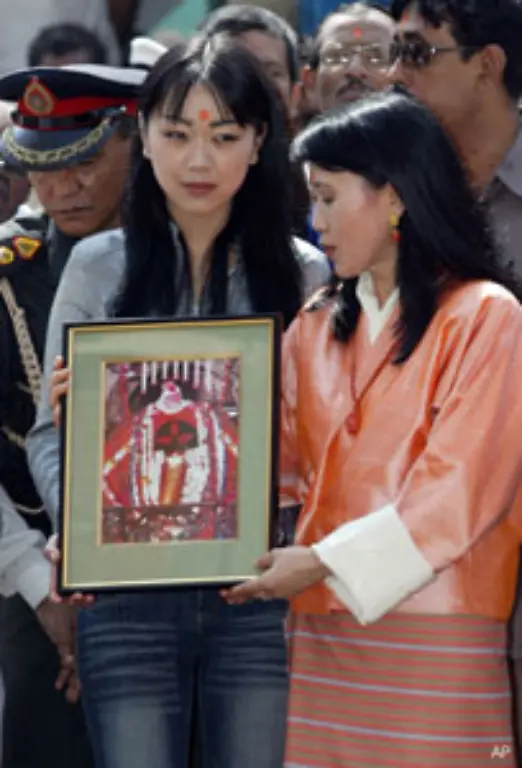 Mit-Jigme-Singye-Wangchuk-tritt-auch-dessen-Ehefrau-Ashi-Dorji-Wangmo-Wangchuk-in-die-zweite-Reihe-links-ihre-Tochter-Prinzessin-Ashi-Sonam-Dechen-Wangchuk
